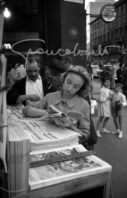  Oriana Fallaci all'edicola di piazza San Babila. Milano, 1958